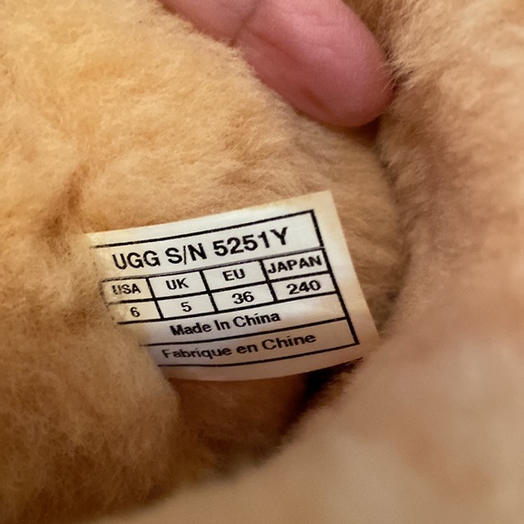 UGG CLASSIC SHORT BOOTS CREAM AND TAN SIZE 6 - Picture 7 of 7